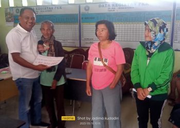 Olihin Kudadiri saat menyerahkan Bantuan Langsung Tunai ( BLT) Dana Desa Ekstrem, kepada Keluarga Penerima manfaat untuk membantu kebutuhan hidup sehari hari. ( Nawasenanews/ Ist)