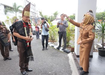 Wali Kota Pematang Siantar dr Susanti menyambut Kajatisu dalam kunjungan kerjanya ke kantor Kejari Pematang Siantar. ( Nawasenanews/ Ist)