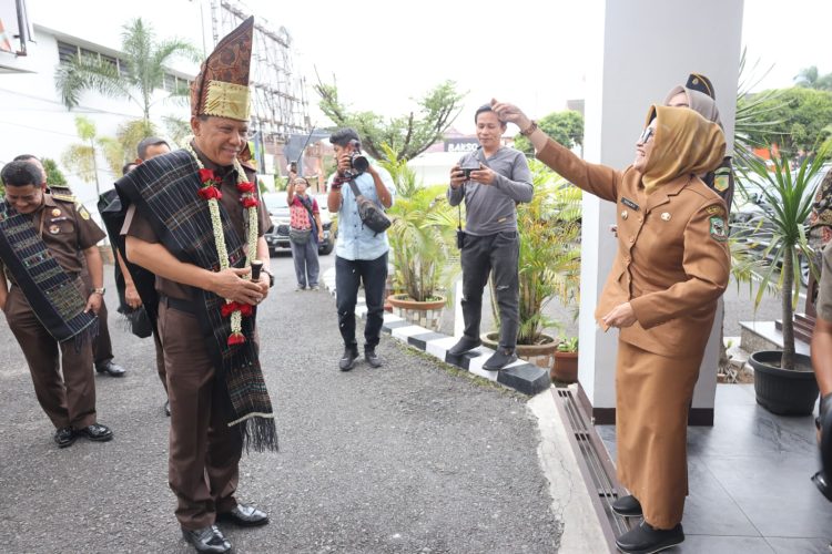 Wali Kota Pematang Siantar dr Susanti menyambut Kajatisu dalam kunjungan kerjanya ke kantor Kejari Pematang Siantar. ( Nawasenanews/ Ist)