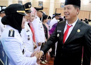 Bupati Simalungun Radiapoh Hasiholan Sinaga melantik Pejabat 98 Pejabat Administrator dan Pengawas, serta 16 Kepala Unit Pelayanan Teknis Dinas (UPTD) Puskesmas di Balei Harungguan Djabanten Damanik, Pamatang Raya,Simalungun. ( Nawasenanews/ Ist)