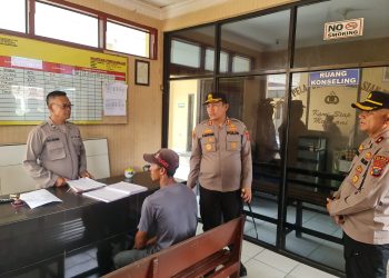 Kapolres Simalungun AKBP Ronald FC Sipayung, SH SIK MH melakukan Sidak Mendadak di Mako Polsek Tanah Jawa, Balimbingan, Kecamatan Tanah Jawa, Kabupaten Simalungun, Sumatera Utara, Rabu (10/05/2023).( Nawasenanews/ Ist)