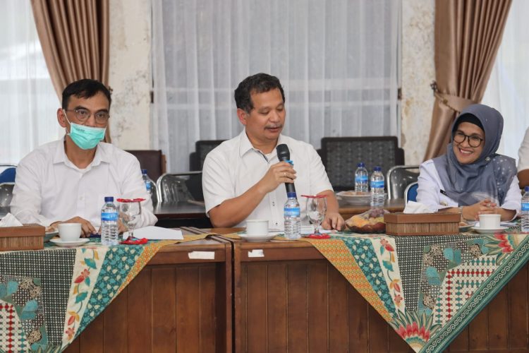 Wali Kota Pematang Siantar dr Susanti Dewayani SpA saat Exit Meeting dengan BPK-RI Perwakilan Provinsi Sumut, di Ruang Data Pemko Pematang Siantar, Rabu (10/05/2023).( Nawasenanews/ Ist)