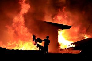 Petugas Damkar berusaha memadamkan api dari gudang meuble di Jalan Cempaka Rambung Merah Simalungun.( Nawasenanews/ Ist)