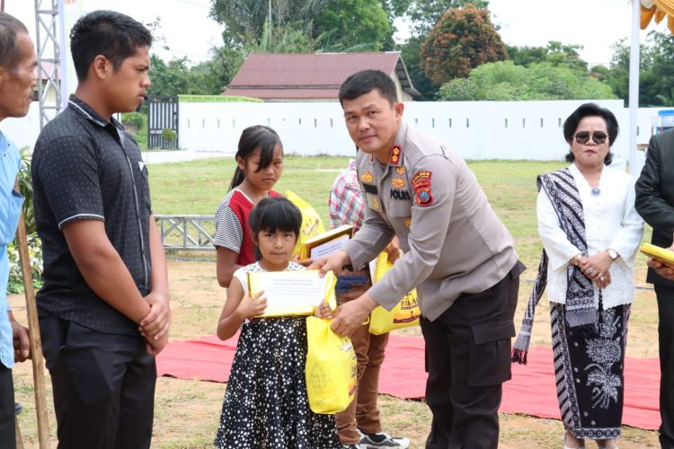 Kapolres Simalungun memberikan tali kasih kepada anak anak pada peringatan Paskah bersama Forkopimda dan Pemkab Simalungun di Tiga Runggu Kecamatan Purba.(Nawasenanews/Ist)