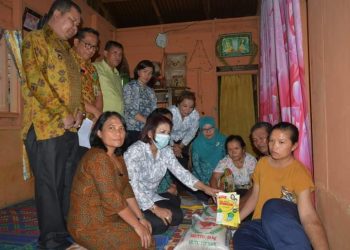 Ketua Yayasan Kanker Cabang Kabupaten Dairi Ny Romy Simarmata saat menyambangi rumah penderita tumor jinak untuk memberi dukungan terhadap proses pengobatan pasien tersebut didampingi Dinas Kesehatan Dairi.( Nawasenanews/ Ist)