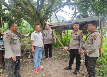 Kapolres Simalungun AKBP Ronald FC Sipayung mengkoordinir personel Polres Simalungun membantu pemadaman kebakaran sekitar 10 HA lahan di kawasan Dusun Maria Nagori Ujung Kecamatan Pamatang Silimahuta, bejerjasama dengan Satgas pemadaman kebakaran hutan Kementerian Kehutanan Manggala Agni.( Nawasenanews/ Ist)