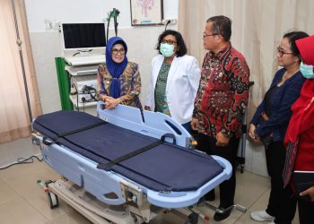 Wali Kota Pematang Siantar dr Susanti saat meninjau ruang pemeriksaan Endoskopi didampingi dr Efrylin Sidabutar SpPD dan Plt.RSUD Djasamen Saragih dr Marojahan Nainggolan.dengan alat yang berguna memeriksa lambung dan pencernaan ini, di bawah pengawasan dr Efrylin Sidabutar SpPD ,maka pasien sudah dapat dilayani di Pematang Siantar, tidak harus dirujuk RS Medan lagi.( Nawasenanews/Ist)