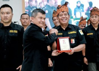 Ketua Perbakin Sumatera Utara Pangdam I/BB Mayjend TNI A Daniel Chardin melantik Bupati Simalungun Radiapoh Hasiholan Sinaga menjadi Ketua Perbakin yang ditandai dengan penyerahan plakat dan bendera pusaka Perbakin kepada Bupati Simalungun. (Nawasenanews/ Ist)