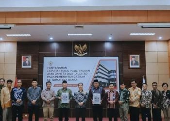 Kepala BPK Republik Indonesia Perwakilan Provinsi Sumatera Utara, Eydu Oktain Panjaitan menyerahkan LHP atas laporan keuangan Pemkab Dairi yang memperoleh predikat WTP kesembilan kalinya berturut turut diterima langsung oleh Bupati Dairi. ( Nawasenanews/Ist)