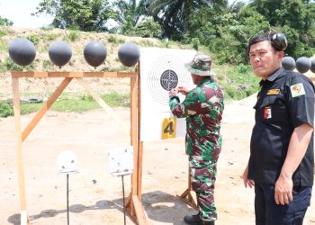 Kapolres Simalungun mengikuti lomba menembak di lapangan Makorem 022 / Pantai Timur, usai dilantik sebagai Wakil Ketua II dalam kepengurusan Perbakin Simalungun.( Nawasenanews / Ist)