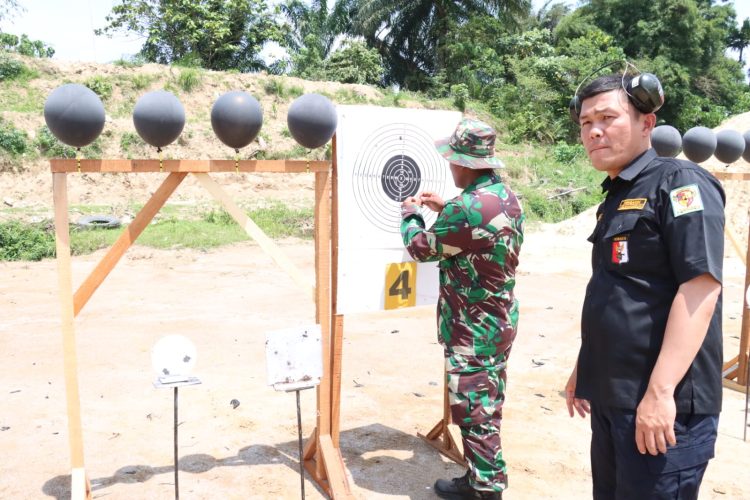 Kapolres Simalungun mengikuti lomba menembak di lapangan Makorem 022 / Pantai Timur, usai dilantik sebagai Wakil Ketua II dalam kepengurusan Perbakin Simalungun.( Nawasenanews / Ist)