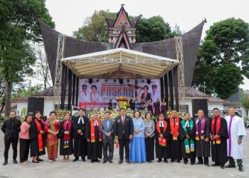 Bupati Dairi bersama Ketua TP PKK dan para gembala ,Pendeta dan Panatua Gereja berfoto bersama dalam Perayaan Paskah Oikumene Pemkab Dairi di pelataran Gedung Nasional Djauli Manik,Sidikalang. ( Nawasenanews/ Ist)