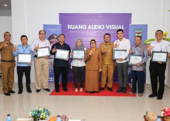 dr Susanti bersama para pihak Pimpinan Cabang Kordinator Bank Sumut Pematang Siantar, Asisten III, Perwakilan PT STTC, perwakilan BPJS dan sejumlah OPD Pemko yang telah memberikan sumbangsihnya agar ruang audio visual di Dinas Arsip dan Perpustakaan terwujud. ( Nawasenanews/ Ist)