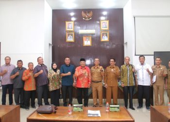 Ketua Tim Pansus DPRD Sumut H Wagirin Arman SSos beserta rombongan berfoto bersama Pardamean Silaen disaat kunjungan kerja membahas dan merumuskan Perda Pengelolaan Keuangan Daerah. ( Nawasenanews / Ist)