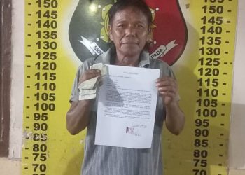 SR (65) warga Nagori Perlanaan yang berhasil diamankan Reskrim Perdagangan karena aksi punglinya terhadap truk dan Colt Diesel yang melintas di sekitar Perdagangan- Perlanaan.(Nawasenanews/ Ist)