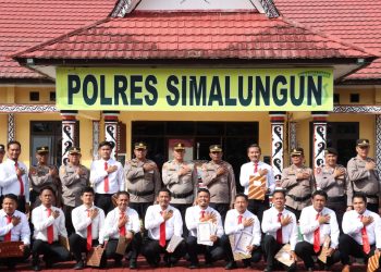 Para personel Polres Simalungun yang mendapat Piagam Penghargaan dari Kapolres Simalungun atas prestasi, dedikasi dan loyalitas dalam menjalankan tugas.(Nawasenanews/Ist)