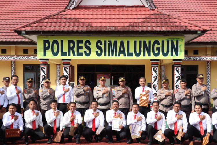 Para personel Polres Simalungun yang mendapat Piagam Penghargaan dari Kapolres Simalungun atas prestasi, dedikasi dan loyalitas dalam menjalankan tugas.(Nawasenanews/Ist)