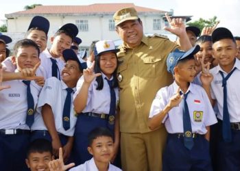 Bupati Dairi Eddy Berutu bersama para siswa SMPN 2 Sidikalang mengingatkan siswa agar waspada terhadap Narkoba dan informasi dari gadget yang belum tentu valid informasinya.(Nawasenanews/Ist)