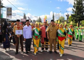 Bupati Dairi bersama para peserta MTQ ke 48 yang dimeriahkan dengan pawai Taaruf.(Nawasenanews/Ist)