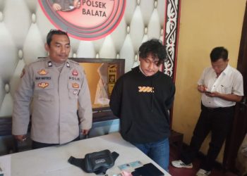 Pelaku perampokan PS warga lorong VII Jalan Meranti yang mengaku sebagai polisi diamankan di Polsek Tiga Balata.( Nawasenanews/Ist)