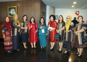 Ketua Dekranasda Kabupaten Simalungun Ratnawati Sidabutar- Ny.Radiapoh Sinaga bersama pengurus lainnya pada acara HUT ke 43 Dekranas Tahun 2023 di Medan.(Nawasenanews/ Ist)