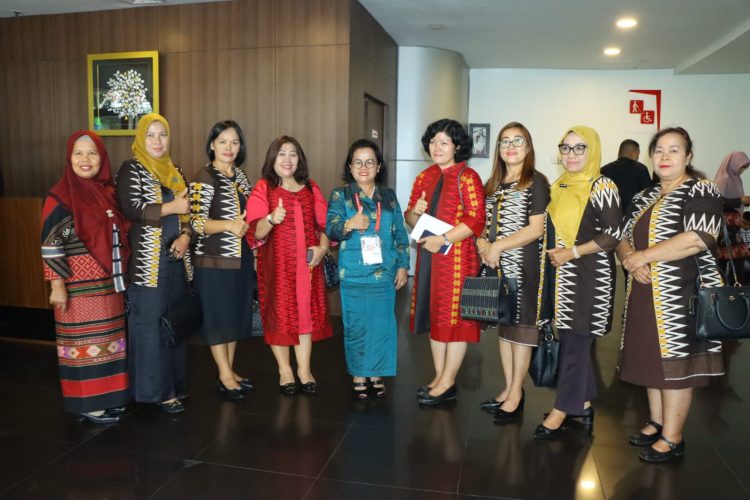 Ketua Dekranasda Kabupaten Simalungun Ratnawati Sidabutar- Ny.Radiapoh Sinaga bersama pengurus lainnya pada acara HUT ke 43 Dekranas Tahun 2023 di Medan.(Nawasenanews/ Ist)