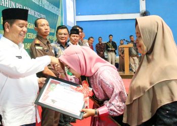 Bupati Simalungun Radiapoh Hasiholan Sinaga saat wisuda purna siswa SMK Swasta Al-Washliyah 2 Perdagangan Tahun Pelajaran (TP) 2022/2023 di Green Starpark Kota Perdagangan Kecamatan Bandar, Simalungun, Sumut.( Nawasenanews/ Ist)