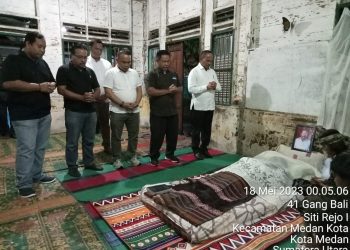 Bacaleg Maruli Siahaan bersama pengurus PPSD Medan berdoa saat melayat ke rumah duka Martua Hasiholan Sitanggang kiranya mendapat tempat terbaik di sisi Tuhan, dan keluarga yang ditinggalkan tabah,kuat dan dihiburkan Tuhan yang Maha Kuasa dengan rancangan terbaikNya. (Nawasenanews/ Ist)