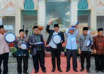 Bupati Dairi bersama Ketua LPTQ Jono Pasi, Ketua MUI Wahlin Munthe, Ketua Panitia Ihsan Maha, Ketua Muhammadiyah Abdul Gapur Simatupang, Ketua LKP Aslin Padang, Ketua Alwasliyah M.Limbong, serta koordinator Dewan juri memukul rebana sebagai tanda ditutupnya penyelenggaraan MTQ ke 48 Dairi. (Nawasenanews/ Ist)