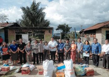 Bupati Dairi menyerahkan bantuan langsung kepada keluarga korban kebakaran di Desa Lae Hole Kecamatan Parbuluan, Kabupaten Dairi. (Nawasenanews/ Ist)