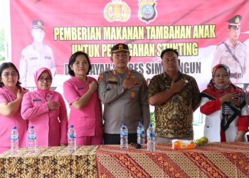 Kapolres Simalungun dan Ketua Bhayangkari komitmen menargetkan 110 anak asuh terus dipantau dan diberi makanan tambahan cegah stunting.(Nawasenanews/ Ist)