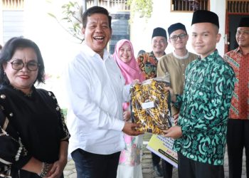 Bupati Simalungun menyerahkan pakaian kontingen STQH untuk lomba STQH tingkat Provinsi Sumatera Utara di Medan.(Nawasenanews/ Ist)