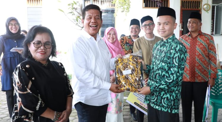 Bupati Simalungun menyerahkan pakaian kontingen STQH untuk lomba STQH tingkat Provinsi Sumatera Utara di Medan.(Nawasenanews/ Ist)