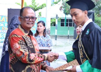 Wakil Bupati Simalungun hadir dalam acara wisuda purna siswa/i SMP/ SMK Swasta Tapen Perdagangan.(Nawasenanews/Ist)