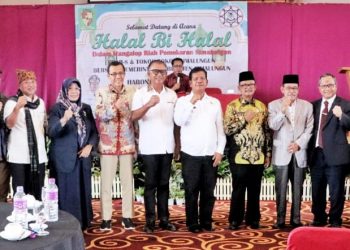 Bupati dan Wakil Bupati Simalungun berfoto bersama halalbihalal mangalop riah pemekaran Simalungun dengan para tokoh adat budaya Simalungun, Ketua PPABS Jantoguh Damanik dan mantan Bupati serta mantan Wakil Bupati Simalungun periode 2000- 2005.(Nawasenanews/Ist)