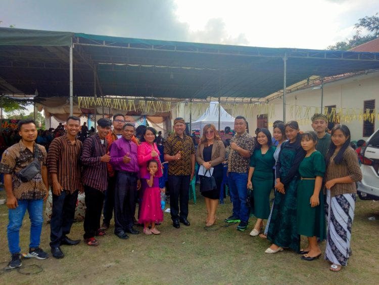 Maruli Siahaan foto bersama dengan para jemaat saat menghadiri beberapa pesta gereja. (Nawasenanews/ Ist)