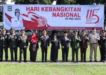 Wali Kota Pematang Siantar, Ketua DPRD dan sejumlah pejabat lainnya yang tergabung dalam Forkopimda foto bersama usai upacara peringatan Hari Kebangkitan Nasional ke 115. (Nawasenanews/Ist)