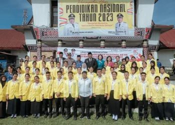 Bupati Dairi bersama ketua TP PKK foto bersama para mahasiswa perguruan tinggi usai upacara peringatan Harkitnas ke-115 tahun 2023.(Nawasenanews/ Ist )