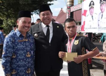 Bupati Dairi memberikan uang pembinaan kepada atlet Paralimpic yang telah mengharumkan nama Kabupaten Dairi.( Nawasenanews / ist)