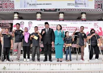 Bupati Dairi dan Ketua TP PKK Ny.Romy Simarmata- Eddy Berutu foto bersama para atlet Paralympic yang meraih 16 medali di ajang Paralympic Provinsi II Sumatera Utara dan mengharumkan nama Kabupaten Dairi.( Nawasenanews/ Ist )