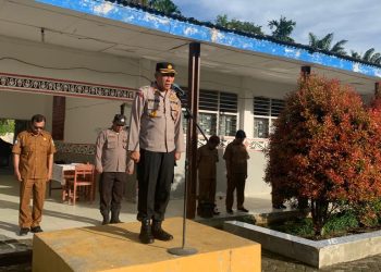 Waka Polres Simalungun Kompol Efianto saat memberikan bimbingan penyuluhan di SMA negeri 1 Panombean Panei.( Nawasenanews/ Ist)