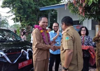 Kepala Sekolah SMK Negeri 1 Pematang Siantar saat menerima sebuah mobil operasional untuk sekolah yang merupakan bantuan dari Gubernur Sumatera Utara, Edy Rahmayadi.(Nawasenanews/Ist)