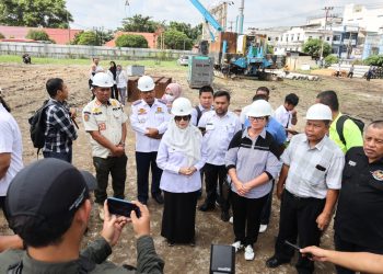 dr Susanti datang ke lokasi Eks GOR didampingi sejumlah pimpinan organisasi perangkat daerah (OPD) Pemerintah Kota (Pemko) Pematang Siantar, meninjau lokasi pembangunan Gedung Merdeka Rabu (24/05/2023).(Nawasenanews/Ist)