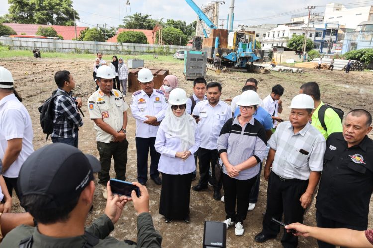 dr Susanti datang ke lokasi Eks GOR didampingi sejumlah pimpinan organisasi perangkat daerah (OPD) Pemerintah Kota (Pemko) Pematang Siantar, meninjau lokasi pembangunan Gedung Merdeka Rabu (24/05/2023).(Nawasenanews/Ist)