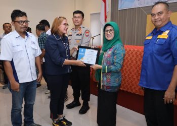 Wali Kota Pematang Siantar dr Susanti menerima piagam penghargaan dari SMSI dalam rangka workshop dan HUT SMSI ke 6 di Toba Hall Hotel Batavia.( Nawasenanews/Ist)