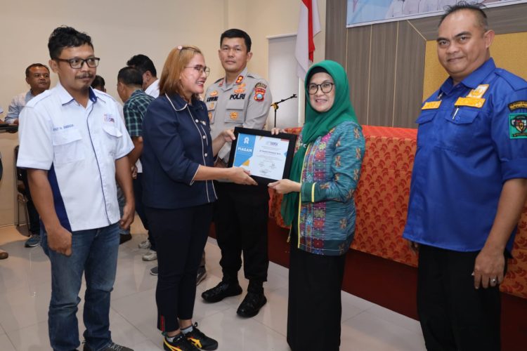 Wali Kota Pematang Siantar dr Susanti menerima piagam penghargaan dari SMSI dalam rangka workshop dan HUT SMSI ke 6 di Toba Hall Hotel Batavia.( Nawasenanews/Ist)
