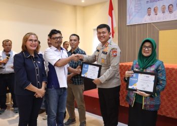 Ketua SMSI Siantar Simalungun Rivai Bakara didampingi jetua SMSI Sumut Erris J Napitupulu menyerahkan piagam penghargaan kepada Kapolres Simalungun dalam acara Workshop dan HUT SMSI ke 6 di Toba Hall Hotel Batavia.( Nawasenanews/Ist)