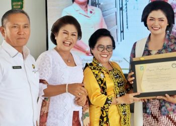 Ny.Ratnawati Radiapoh Hasiholan Sinaga didampingi Sekda Pemkab Simalungun dan Ketua Dharma Wanita Persatuan Bernadetta menyerahkan piagam penghargaan kepada salah seorang pemenang di peringatan Hari Kartini di Simalungun. ( Nawasenanews/ Ist)