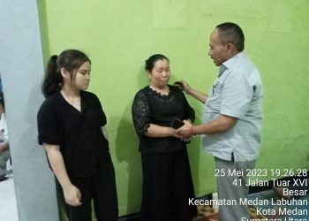 Maruli Siahaan saat memberikan penghiburan kepada istri dari Almarhum Kristian Lase yang merupakan anggota PPSD kota Medan.( Nawasenanews/ Ist)