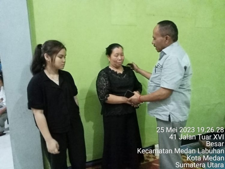 Maruli Siahaan saat memberikan penghiburan kepada istri dari Almarhum Kristian Lase yang merupakan anggota PPSD kota Medan.( Nawasenanews/ Ist)